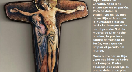 La Virgen, Madre dolorosa, entrega su dolor a los pies de la Cruz e intercede por la salvación de todos / Por P. Carlos García Malo