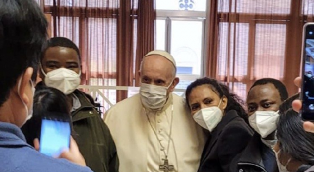 Papa Francisco visita por sorpresa a las personas sin hogar vacunadas en el Aula Pablo VI el Viernes Santo