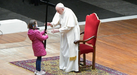 Reza el Vía Crucis del Viernes Santo presidido por el Papa Francisco en el que ha orado “con y por” los niños del mundo, en la Plaza de San Pedro de Roma, 2-4-2021 