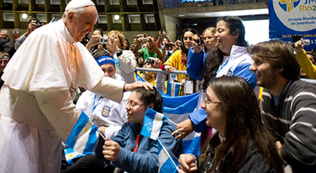 Papa Francisco a los jóvenes: «Dios tiene sed de que tengamos sed de Él. Búscalo con todo el  corazón, reza, pregunta, invoca, grita, y Él se dejará encontrar»