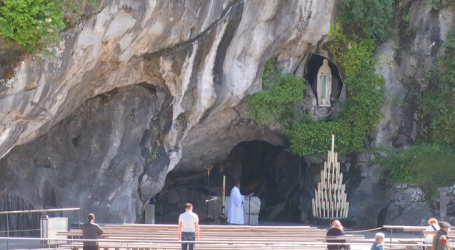 Rosario desde el Santuario de Lourdes invocando el fin de la pandemia como ha pedido el Papa: Misterios Gozosos, 3-5-2021