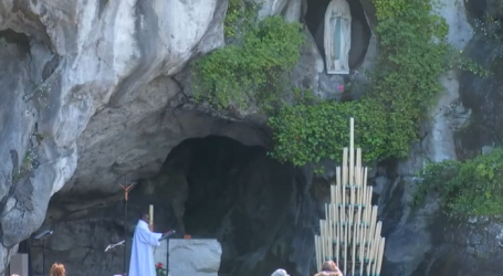 Rosario en el Santuario de Lourdes por el fin de la pandemia como ha pedido el Papa: Misterios Dolorosos, 11-5-2021