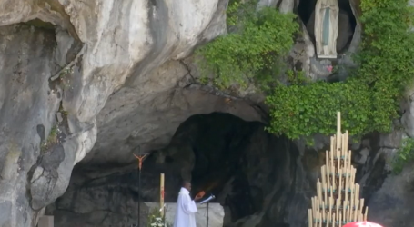 Rosario en el Santuario de Lourdes por el fin de la pandemia como ha pedido el Papa: Misterios Gozosos, 17-5-2021