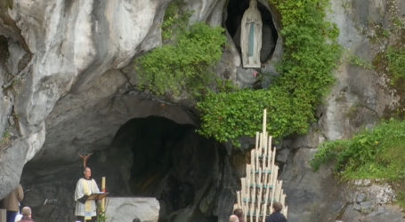 Rosario en el Santuario de Lourdes por el fin de la pandemia como ha pedido el Papa: Misterios Gloriosos, 23-5-2021