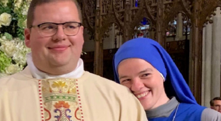 Matthew Breslin es ordenado sacerdote y da su primera bendición a su hermana monja con quien se ha fortalecido en el mutuo camino vocacional: «El Señor nos guió»