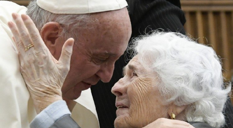 Papa Francisco en Mensaje para la Jornada de los Abuelos: «Los ancianos han de custodiar las raíces, transmitir la fe a los jóvenes, cuidar de los pequeños y anunciar el Evangelio»