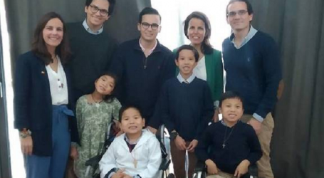 Familia Gómez Samblas con 8 hijos, 5 adoptados con discapacidad: «Unos nos los ha enviado Dios y otros nos ha mandado Dios a buscarlos. Somos adictos a los milagros»