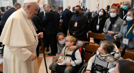 El Papa Francisco se encuentra en Asís con 500 pobres, algunos testimonian y rezan juntos con motivo de la Jornada Mundial de los Pobres, 12-11-2021
