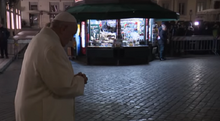 El Papa Francisco reza en privado ante la Inmaculada, a las 6’15 de la madrugada, en la romana Plaza de España, intercediendo “por la curación de los muchos enfermos”