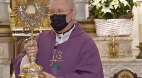 Adoración Eucarística con Mons. José Manuel Lorca, en la Capilla del palacio episcopal de Murcia, 12-12-2021 