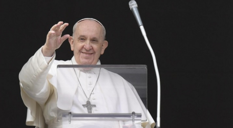 Papa Francisco en el Ángelus, 6-1-2022: «Como los Magos, adorar y postrarse, abrir el corazón con humildad, considerándose necesitados de salvación»