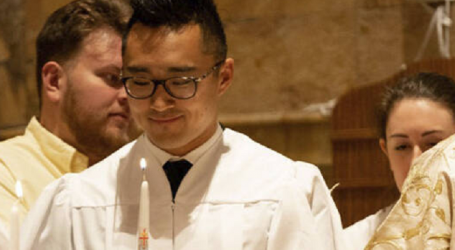 Kent Shi, chino estudiante en Harvard, fue invitado a una Adoración Eucarística: «Vi que Jesús siempre ha estado a mi lado sin saberlo y decidí bautizarme y confirmarme»