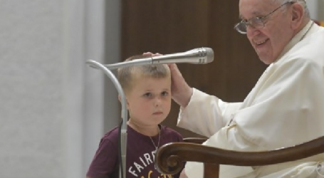 Papa Francisco en la Audiencia, 17-8-2022: «La vejez debe dar testimonio de la fe a los hijos de su bendición y hacerlo delante de un niño es germinar esta vida»