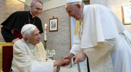 El Papa Francisco en la Audiencia General pide «una oración especial» por Benedicto XVI que «está muy enfermo» y el Vaticano publica una