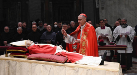 Así ha sido el traslado del cuerpo de Benedicto XVI desde el Monasterio Mater Ecclesiae hasta San Pedro, donde se ha celebrado un responso antes de abrir la capilla ardiente