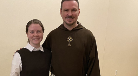 El padre Patrick Mary bendice a su hermana Siobhan al hacerse monja: «El rosario que rezábamos en familia influyó en nosotros para responder al llamado a la vida religiosa» 