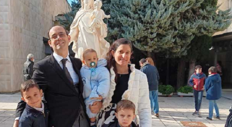 Javier Muñoz era judío, acompañaba a su esposa a misa, hablaba con Dios a escondidas, su familia ha crecido en la fe y se ha bautizado católico: «Cristo libera y da plenitud»        