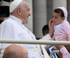 Papa Francisco en la Audiencia: «La base de la vida cristiana es la humildad: nos salva del Maligno, de convertirnos en sus cómplices y es la fuente de la paz en el mundo»